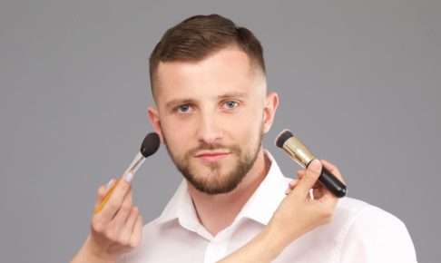 男性美容師は化粧をしてる？