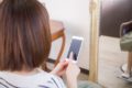 カット中のスマホ